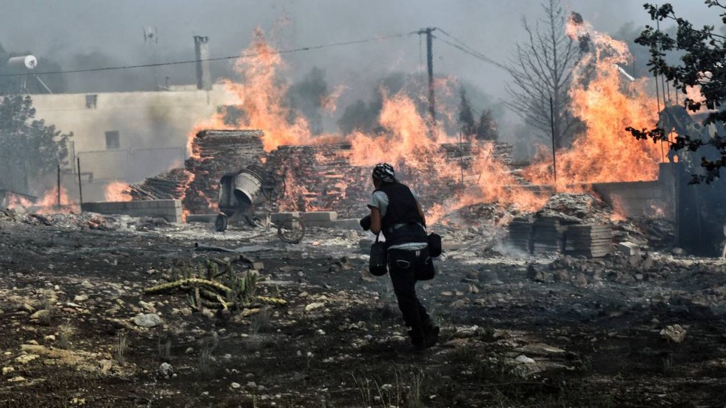 Παράλληλα, σύμφωνα με το Εθνικό Κέντρο Επιχειρήσεων Υγείας, κατέληξαν 4 άτομα, τα οποία νοσηλεύονταν σε νοσοκομεία της Αττικής,