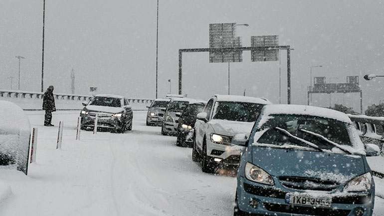 Σε εξέλιξη βρίσκεται ευρεία κινητοποίηση του στρατού και δυνάμεων της Πυροσβεστικής στην Αττική οδό, ώστε να γίνει ο απεγκλωβισμός από έξι σημεία. Επίσης, γενική αργία κηρύχθηκε η Τρίτη (24/1) στον δημόσιο και στον ιδιωτικό τομέα.