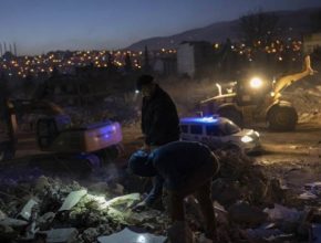 Εφιάλτης χωρίς τέλος: Τουλάχιστον έξι νεκροί και περισσότεροι από 300 τραυματίες από τους νέους σεισμούς στην Τουρκία