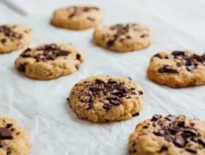 Μαλακά cookies με φυστικοβούτυρο και κομμάτια σοκολάτας