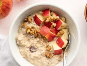 Oatmeal με ψητό μήλο για ένα υγιεινό γεύμα